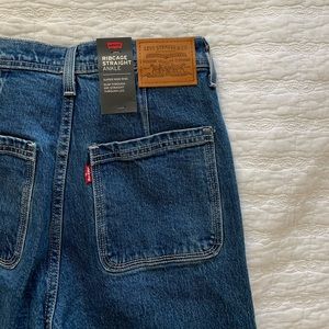 LEVI’S RIBCAGE JEANS NWT
SIZE 27
